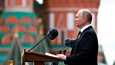 Venäjän presidentti Vladimir Putin pitämässä puhetta voitonpäivän paraatissa Moskovan Punaisella torilla.