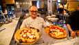Ravintoloitsija Severino Salzano paistaa pizzoja avokeittiössä, jonka muhkea uuni kuumenee kaasulla.