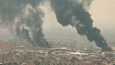 Kuvakaappaus AFP:n videolta, jossa näkyy, kuinka sankka savu nousee Khartumista perjantaina.