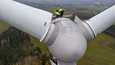 Fingridin mukaan Saksan esimerkki osoittaa, että suurenkin tuulivoimaosuuden kanssa tullaan toimeen. Kuvassa tuulivoimalaa huolletaan Bernsdorfissa Saksassa. 