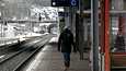 Rautatieasemalla oli hiljaista Espoossa maanantaina lakon alettua.