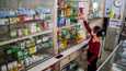 Farmaseutti järjesteli 19. lokakuuta yskänlääkkeitä Bandungissa Indonesiassa. Maan terveysministeriö on ohjeistanut kaikkia apteekkeja olemaan toistaiseksi myymättä nestemäisiä yskänlääkkeitä.