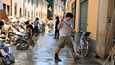 Faenzan kaupungissa siivottiin katuja tulvien jäljiltä 22. toukokuuta. 