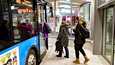 Bussi numero 146 kuuluu linjoihin, jotka lopettavat liikennöinnin. Kuvassa matkustajia menossa bussiin Matinkylässä vuonna 2018.