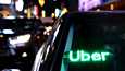 Uber on mullistanut useiden maiden taksimarkkinat. Kuvassa Uberin logo autossa New Yorkissa vuonna 2021.