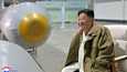 Pohjois-Korean valtiollisen KCNA-uutistoimiston maaliskuussa julkaisemassa kuvassa Pohjois-Korean johtaja Kim Jong-un tarkastaa vedenalaista ydinasetta.