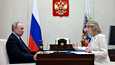 Presidentti Vladimir Putin tapasi Venäjän lapsiasiainvaltuutetun Maria Lvova-Belovan helmikuussa 2023.