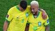 Neymar puhkesi kyyneliin MM-puolivälierän päätyttyä. Lohduttajan kuvassa konkaripakki Thiago Silva. 