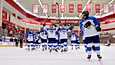 Suomen alle 18-vuotiaat naiset juhlivat historiallista voittoaan Kanadasta jääkiekon MM-kisoissa 6. kesäkuuta.