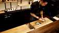 Kokki Nadim Nasser tekee japanilaisperäistä omakasea uudessa Omadi-ravintolassaan.