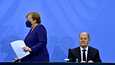 Saksan väistyvä liittokansleri Angela Merkel ja tuleva liittokansleri Olaf Scholz pitivät torstaina Berliinissä tiedotustilaisuuden, jossa he ilmoittivat uusista koronarajoituksista.