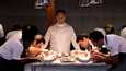 Ralph Fiennes näyttelee jumaloitua keittiömestari Slowikia elokuvassa The Menu.