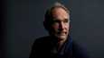 Tim Berners-Lee vuonna 2018. Www:n teknologian isä myy keksintönsä lähdekoodia huutokaupassa digitaalisena teoksena. 