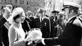 Palopäällikkö Rainer Alho ojensi kuningatar Elisabetille valkoisen kypärän muistoksi vierailusta toukokuussa 1976.