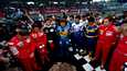 F1-kuljettajat pitivät hiljaisen hetken ennen vuoden 1995 San Marinon gp:tä. Vuotta aiemmin Ayrton Senna ja Roland Ratzenberger olivat kuolleet kolareissa.