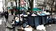 Roskia pursusi jäteastioista Pariisin keskustassa maanantaina.