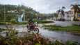 Mies ajoi moottoripyörällä Samanan kaupungissa Dominikaanisessa tasavallassa tiistaina hurrikaani Fionan väistyttyä.