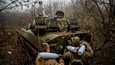 Ukrainalaissotilaita lastaamassa ammuksia Gvozdika-panssarihaupitsiin Bahmutin alueella Donetskissa 10. joulukuuta.