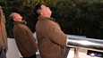 Pohjois-Korean johtaja Kim Jong-un katsoi taivaalle kohoavaa Hwasong-17-ohjusta.
