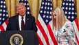 Yhdysvaltain silloinen presidentti Donald Trump ja hänen neuvonantajansa ja tyttärensä Ivanka Trump kuvattuna Valkoisessa talossa kesäkuussa 2020.