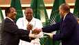 Etiopian hallinnon edustaja Redwan Hussien (vas.) ja Tigrayn edustaja Getachew Reda (oik.) kättelivät aselevon merkiksi Etelä-Afrikan Pretoriassa marraskuussa. Keskellä Kenian entinen presidentti Uhuru Kenyatta.