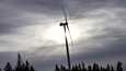 Tuulivoimalat tuottavat päästötöntä sähköä mutta hyvin epätasaisesti. Tuulivoimala Leppävirralla. 