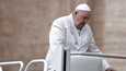 Paavi Franciscus kuvattiin Vatikaanin Pietarinaukiolla keskiviikkona joitakin tunteja ennen hänen ottamistaan sairaalaan.