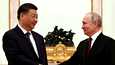 Kiinan johtaja Xi Jinping puristi kättä Venäjän presidentin Vladimir Putinin kanssa Kremlissä Moskovan-vierailun ensimmäisenä päivänä maanantaina.
