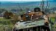 Tuhottu venäläistankki Ivanivkan kylän lähistöllä Hersonin alueella keskiviikkona.