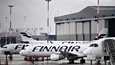 Finnairin lentokoneita pysäköityinä Helsinki-Vantaan lentokentän laidalle Vantaalla 13. toukokuuta 2020. 