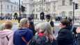 Ihmiset odottivat kuningattaren surusaattoa Lontoossa Whitehall-kadulla.