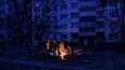 Люди греются у костра в Херсоне. Ноябрь 2022 года. Город был только что освобождён от российских оккупантов. Фото: Оути Пюхяранта / HS