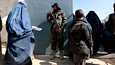 Taleban on järjestelmällisesti rajoittanut naisten oikeuksia valtaan astumisestaan saakka. Kuvassa Talebanin sotilaita vartioimassa avustusjärjestön jakelukeskusta. 