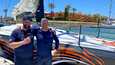 Arto Linnervuo (vas.) ja Infiniti Yachtsin perustaja Gordon Kay satamalaiturilla onnistuneen pelastusoperaation jälkeen.