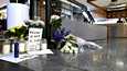 Kukkia ja kynttilöitä kauppakeskus Isossa Omenassa Espoossa 10. tammikuuta 2023, jossa vartijoiden kiinni ottama nainen kuoli voimankäyttötilanteessa.