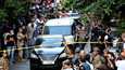 Poliisi saattoi panttivankeja ottaneen miehen pankista väkijoukon hurratessa Libanonin pääkaupungissa Beirutissa torstaina.