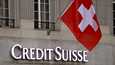 Financial Timesin lähteiden mukaan Sveitsin keskuspankki ja finanssivalvoja Finma järjestävät neuvotteluja, jotta luottamusta maan pankkisektoriin saataisiin vahvistettua. Sveitsin lippu kuvattuna Credit Suissen konttorin edustalla Bernissä marraskuussa 2022.
