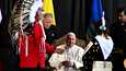 Paavi Franciscus puhui alkuperäiskansojen edustajien kanssa tervetuliaisseremoniassa Edmontonin lentokentällä sunnuntaina.