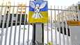 Venäjän suurlähetystön porttiin oli kiinnitetty maalaus rauhankyyhkystä tiistaina 1. maaliskuuta.