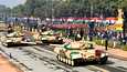 Venäläisiä T-90-taistelupanssarivaunuja Intian asevoimien paraatissa Delhissä tammikuussa 2021.