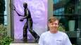 Harri Heliövaara asettui kuvaan Wimbledonin Keskuskentän edessä, jota koristaa kolminkertaisen mestarin Fred Perryn patsas.