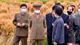 Pohjois-Korean uutistoimiston syyskuussa julkaisema kuva, jossa toimiston mukaan esiintyy maan korkeimpaan johtoon kuuluva Kim Tok-hun tarkastuskierroksella viljapelloilla.