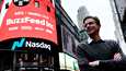 Mediayhtiö Buzzfeed listautui joulukuun alussa pörssiin Yhdysvalloissa. Yhtiön toimitusjohtaja Jonah Peretti juhlisti listautumista Times Squarella New Yorkissa.