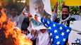 Iranilaiset mielenosoittajat polttivat Yhdysvaltojen lipun Iranin vallankumouskaartin entisen komentajan Qassem Suleimanin muotokuvan alla Teheranissa 9. elokuuta. Suleimani kuoli Yhdysvaltojen iskussa vuonna 2020.