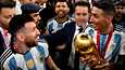 Lionel Messi (vas.) sai kuulla Ángel Di Maríalta, että hänen käsissään kentällä ollut pokaali oli katsomosta ojennettu replika ja että Di Maríalla oli mukanaan Kansainvälisen jalkapalloliiton (Fifa) voittajille ojentama virallinen jäljitelmä kuuluisasta kiertopalkinnosta.