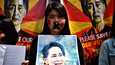 Mielenosoittajat kokoontuivat Thaimaan Bangkokiin vuoden 2021 helmikuussa osoittamaan tukeaan Aung San Suu Kyille. 