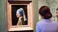 Walesin prinsessa Catherine katseli Johannes Vermeerin Turbaanipäinen tyttö -teosta Haagin Mauritshuisissa lokakuussa 2016. 