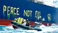 Greenpeacen aktivistien mielenilmaus Venäjältä öljyä kuljettavan venäläistankkerin luona Syrakusassa Italiassa.