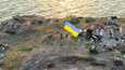 Украинские войска водружают жовто-блакитный флаг на освобождённом от врага острове Змеиный. Фото: ВС Украины / REUTERS