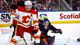 Matthew Tkachuk pelasi Calgary Flamesin paidassa NHL.n pudotuspeleissä Edmonton Oilersin maalivahti Mike Smithiä vastaan toukokuussa.